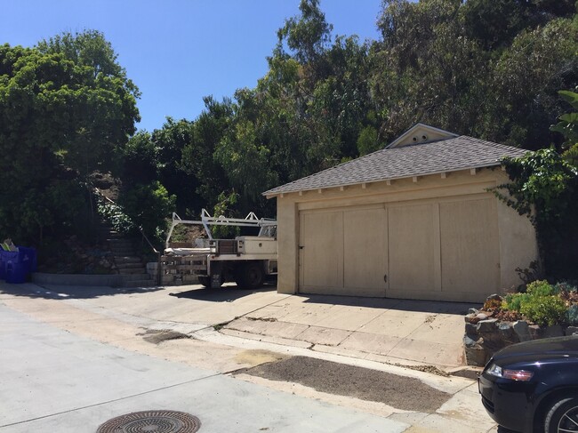 garage at street level - 432 La Crescentia Dr