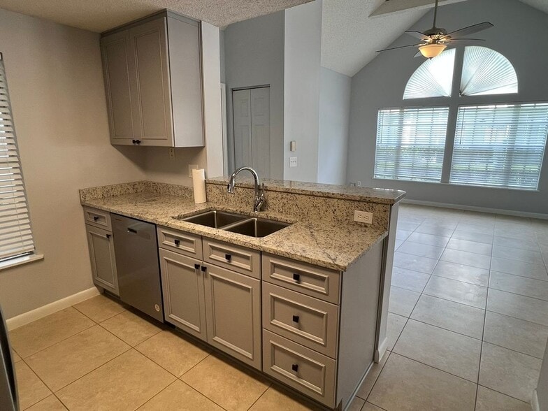 Building Photo - 12135 Armenia Gables Cir