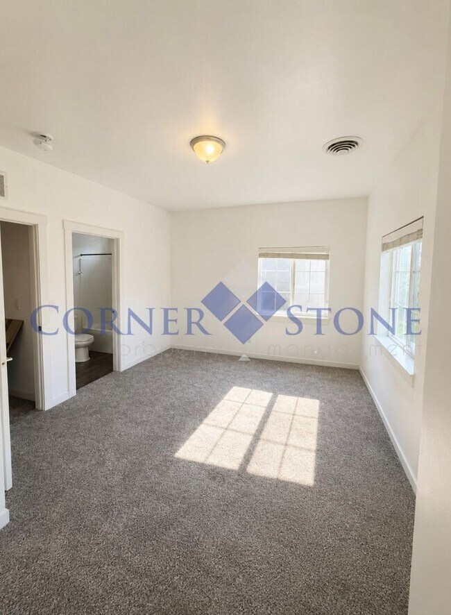 Building Photo - Charming Townhouse Close To The Village!