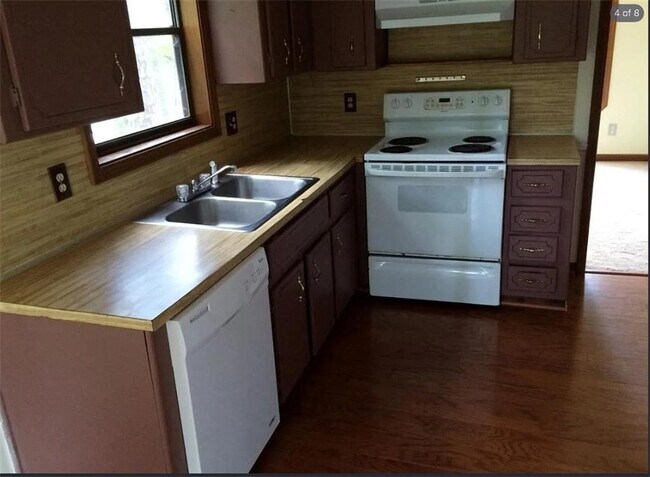 Building Photo - 257 Castleair Dr NE
