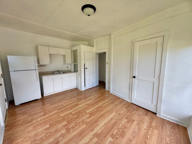 Building Photo - 3 Bedroom / 2 Bathroom Home with large yar...