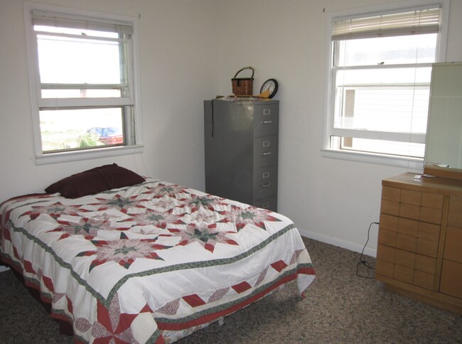 Building Photo - 2 bedroom 1 bathroom