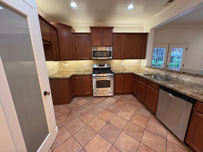 Building Photo - Two story home in NW Visalia Rent Ready!