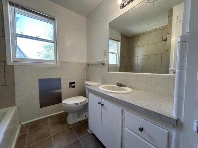 Building Photo - Home Located In Tech Terrace Near Park, Mi...