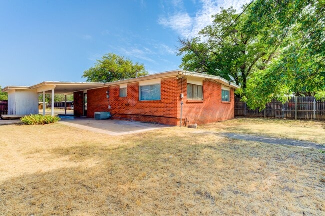 Building Photo - Chic 3 Bedroom in Caprock