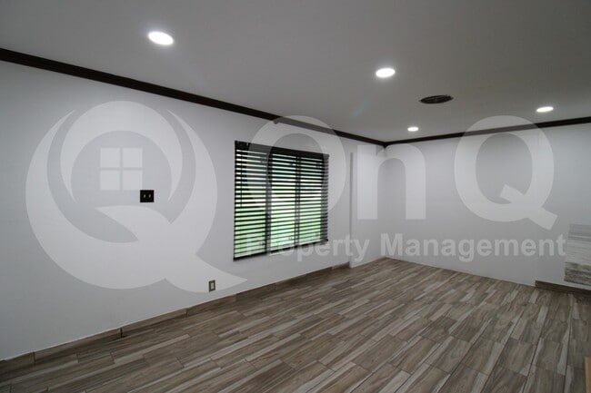 Building Photo - 17 MacArthur Dr