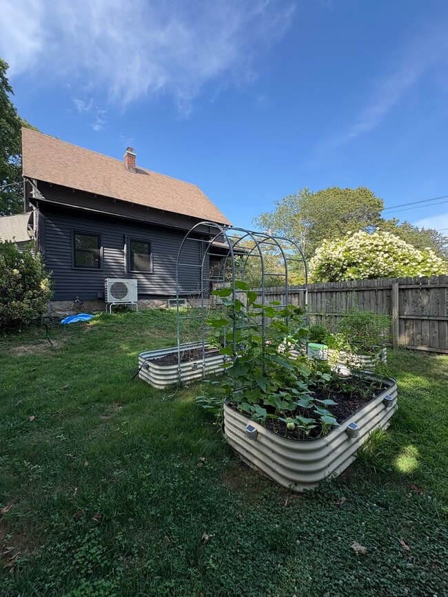 Building Photo - Cozy 3-Bedroom 1.5 -Bathroom Home with Fen...
