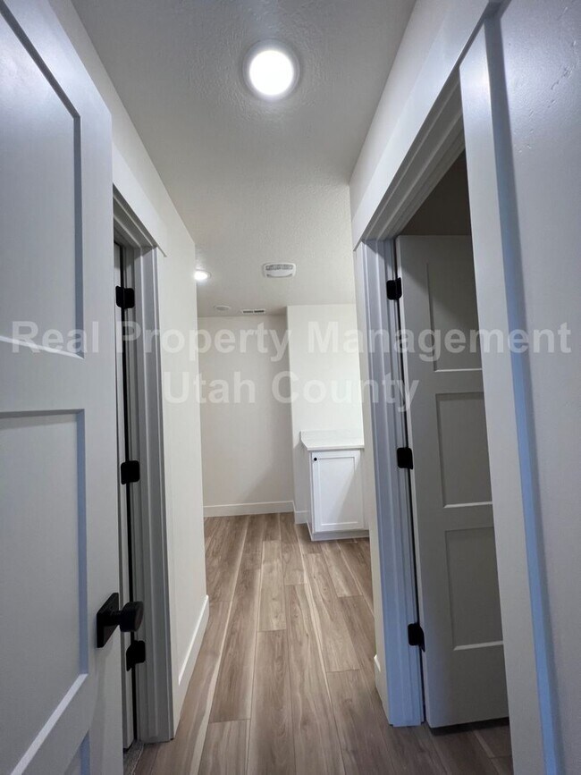 Building Photo - Newer American Fork Townhouse