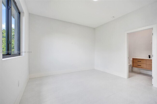 Building Photo - 119 NE 118th St