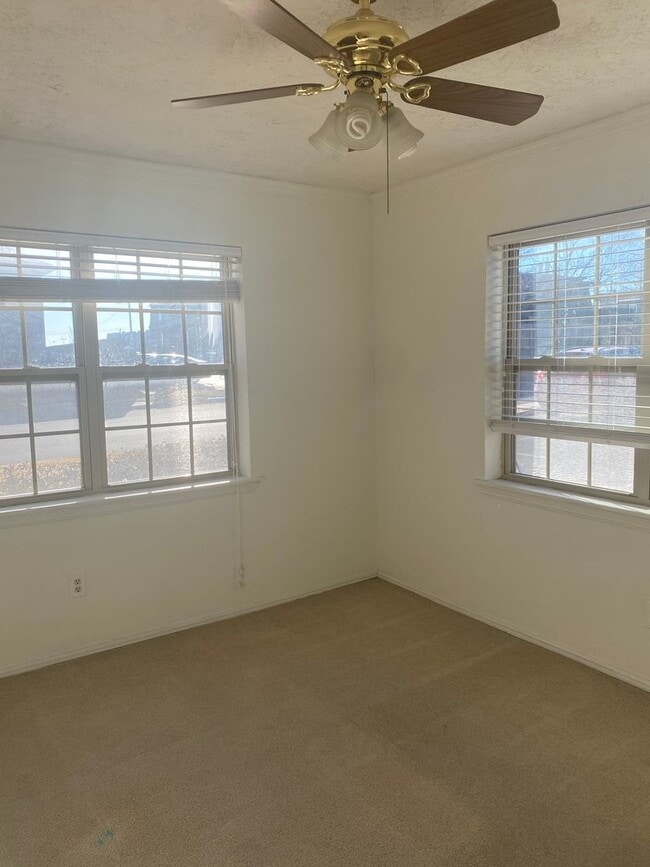 Building Photo - Great 2 Bedroom Condo !