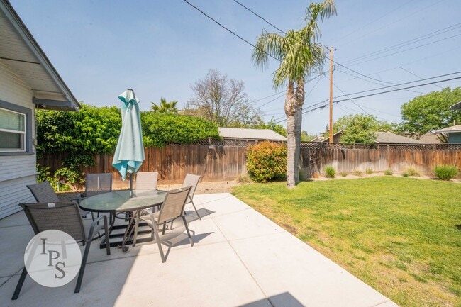Building Photo - Beautifully Updated Fresno Tower Home, 3BR/2BA, plus Solar!!