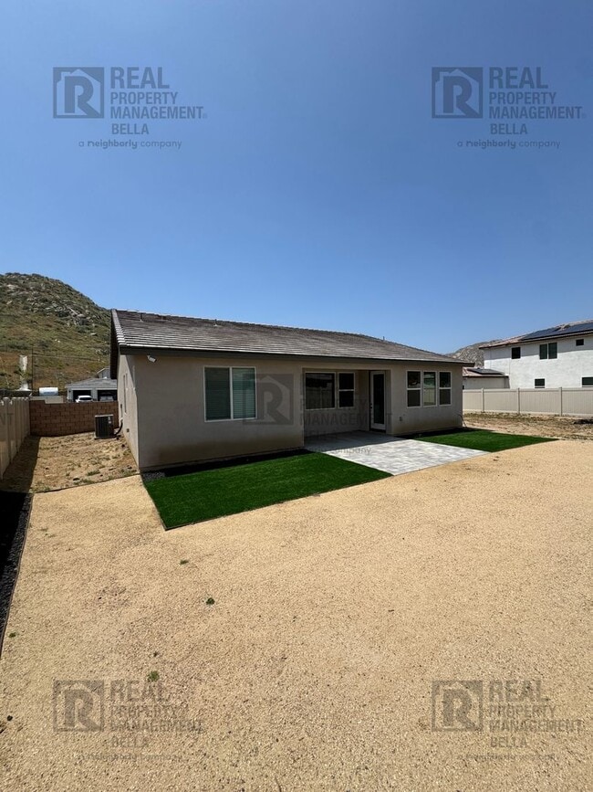 Building Photo - Single-Story Comfort & Style in Prime Heme...