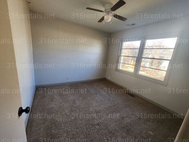 Building Photo - $1195 - 3 bedroom / 1 bathroom - Single Family Home
