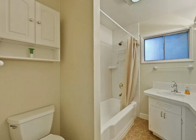 Building Photo - Spacious & Bright Home Close to Parks, Schools, Shopping and More!