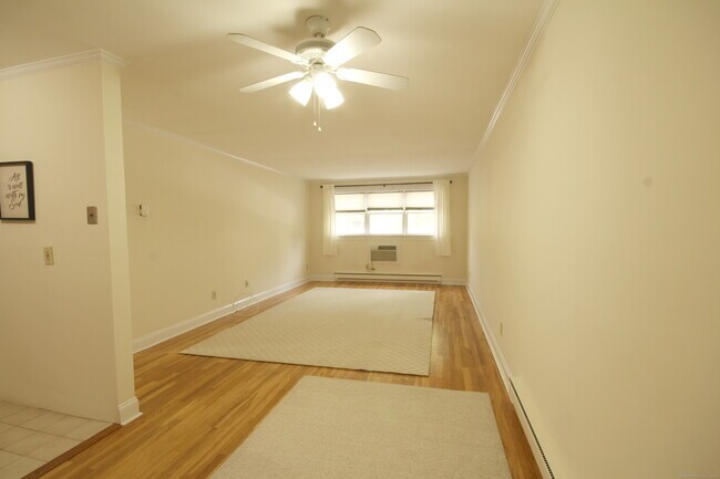 Building Photo - 637 Cove Rd