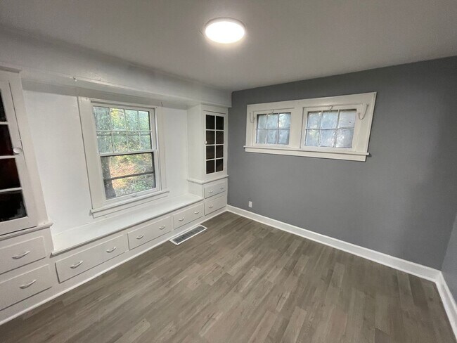 Building Photo - SECTION 8 and EDEN Accepted!!! Newly Renov...