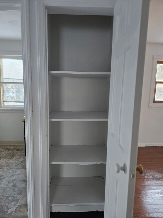 Building Photo - 3 Bedroom Updated Single Family Home