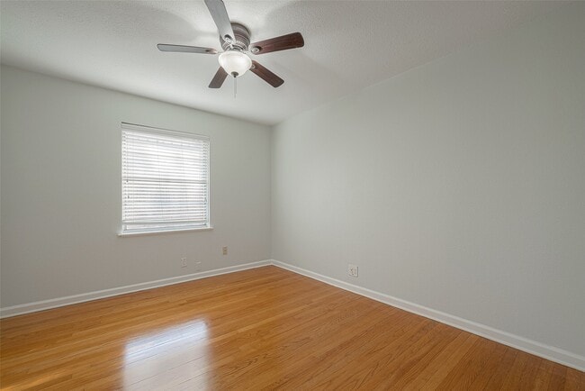 Building Photo - 4923 Poinciana Dr