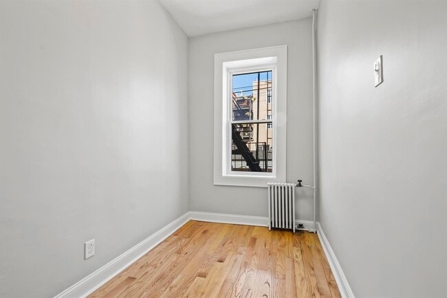 Building Photo - 284 3rd St