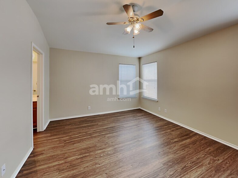 Building Photo - 1419 Diamond Blf