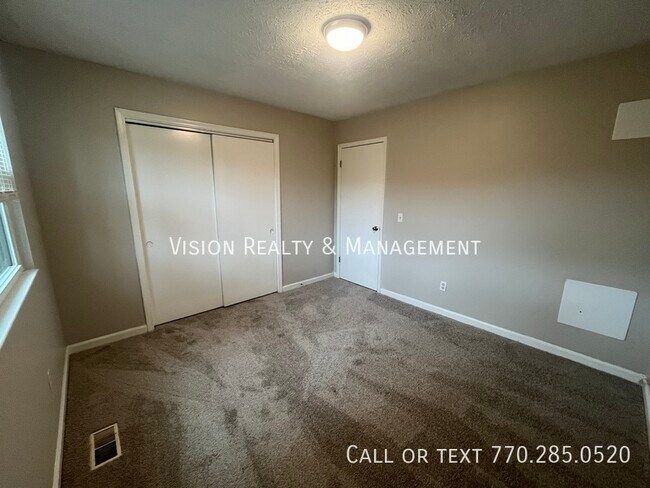 Building Photo - 5842 Oak Ct