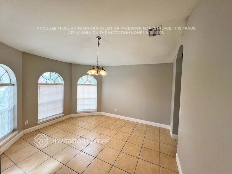 Building Photo - 1835 SW Dalmatian Ave