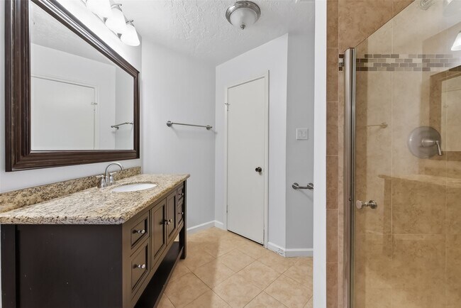 Building Photo - 22022 Kenlake Dr