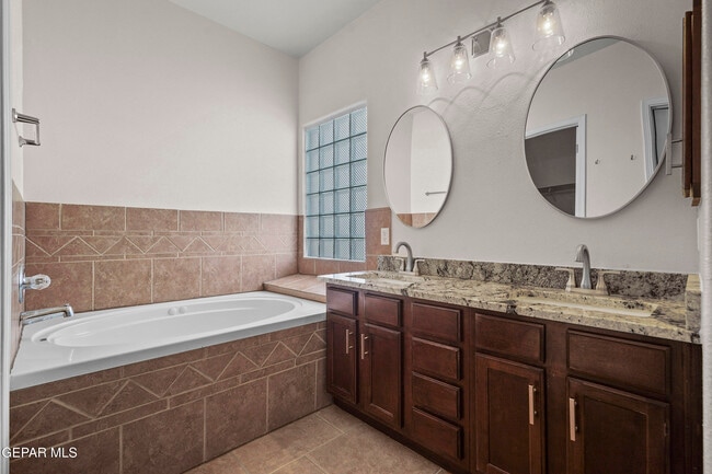 Building Photo - 5477 Francisco Roque Dr