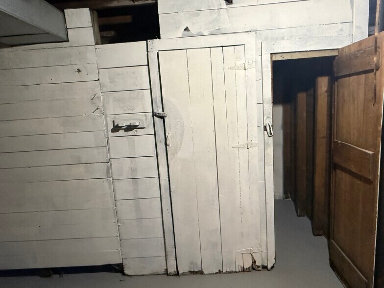 Building Photo - 818 N Van Buren St