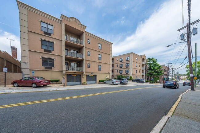 Building Photo - 8915 Bergenwood Ave