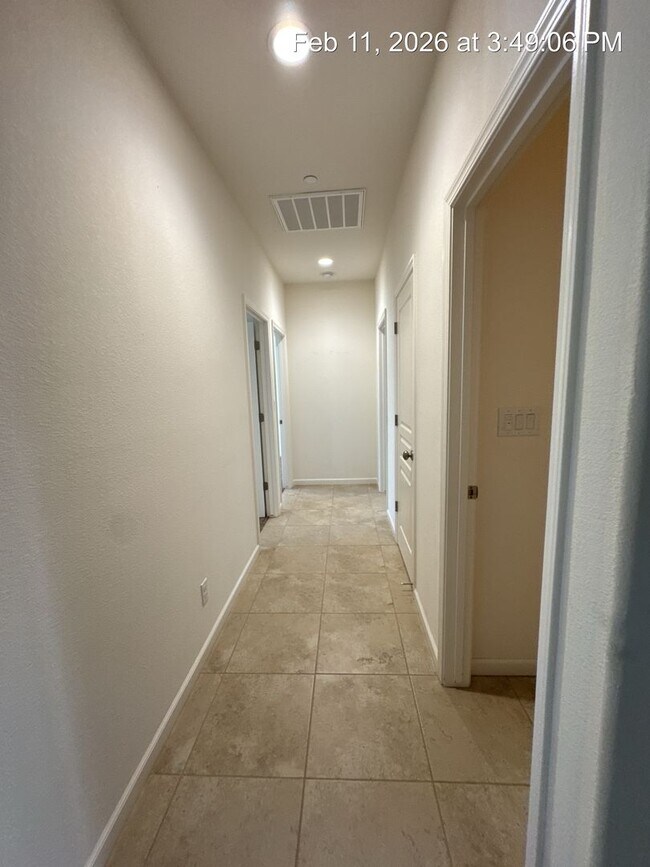 Building Photo - 4 Bedroom home! Rent Ready NW Visalia!