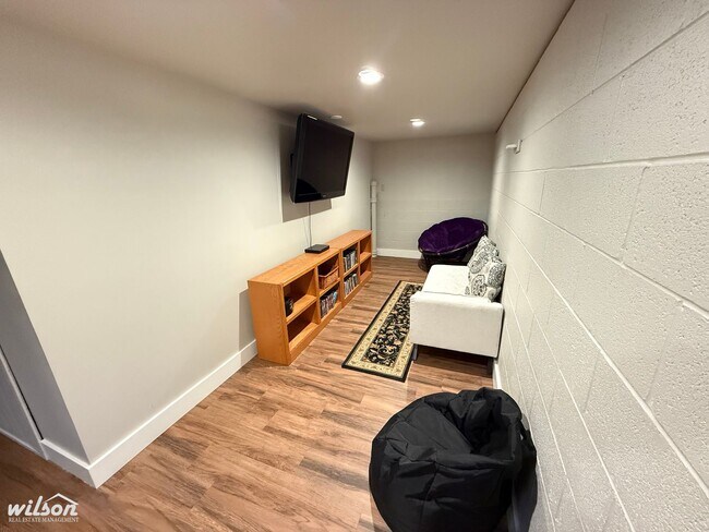 Building Photo - 4TH OF JULY MOVE IN SPECIAL!! Beautiful Fu...
