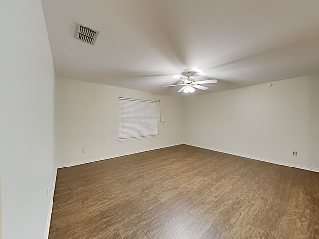 Building Photo - No Application Fees* $500 Off 1st Month Rent*