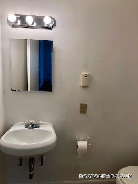 Building Photo - 854 Beacon St