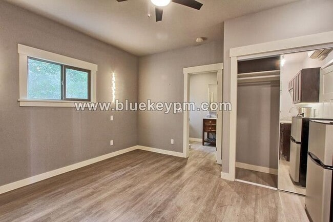 Building Photo - Studio Available Now in Kerns Neighborhood of Portland
