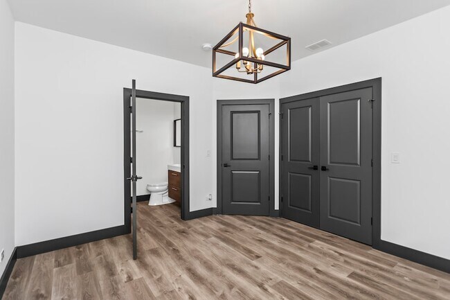 Building Photo - 6422 S Drexel Ave