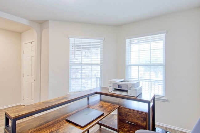 Building Photo - Kendall Brook Unit 1B