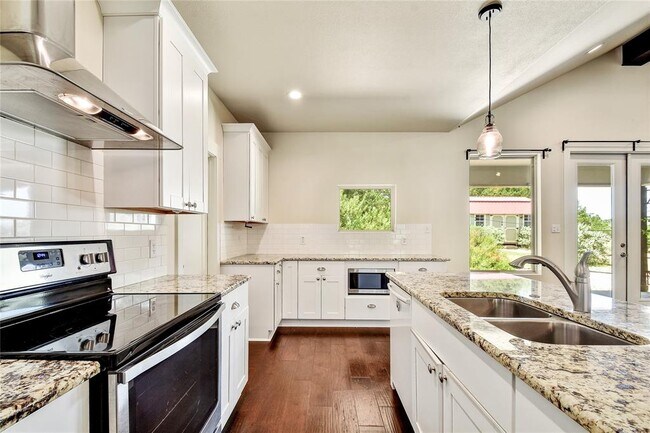 Building Photo - 735 Monarch