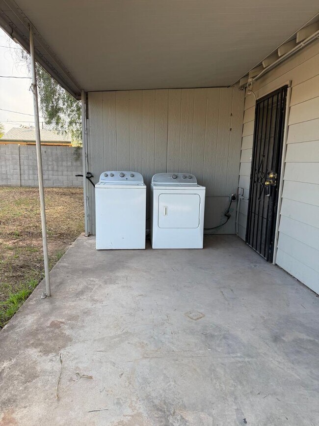 Building Photo - 3422 E Taylor St