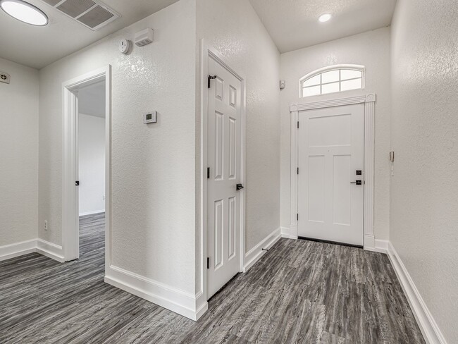 Building Photo - Newly remodeled home in Yukon!