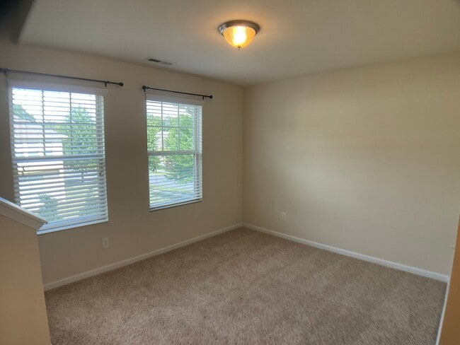 Primary Photo - Spacious 2 bed, 2.5 bath with Loft in Thom...