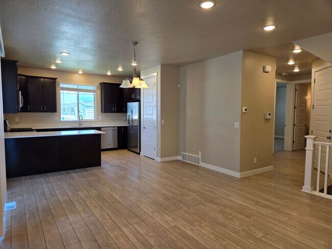 Building Photo - 2422 N Penstemon Wy