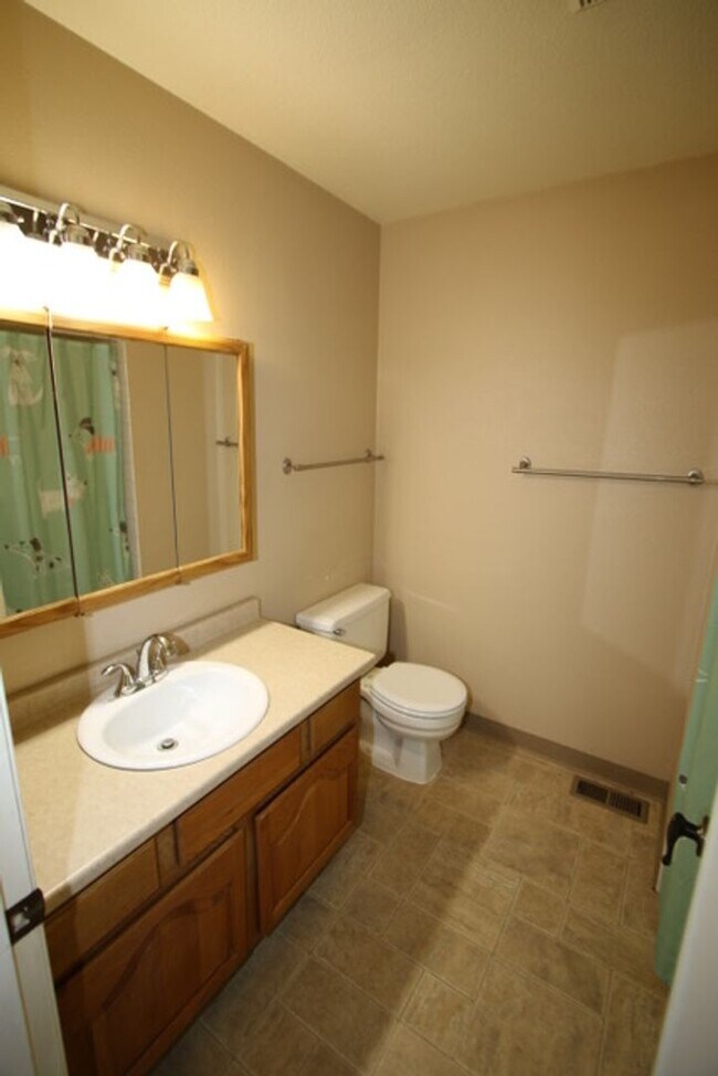 Building Photo - 3 Bedroom Centrally Located Condo!