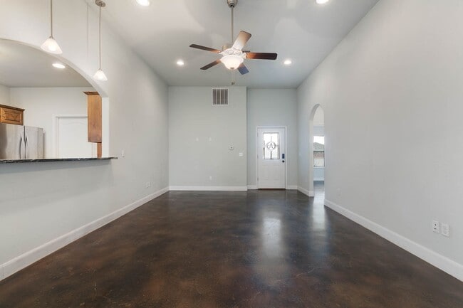 Building Photo - Kerrville, TX!  Country Charm with Modern Flair.