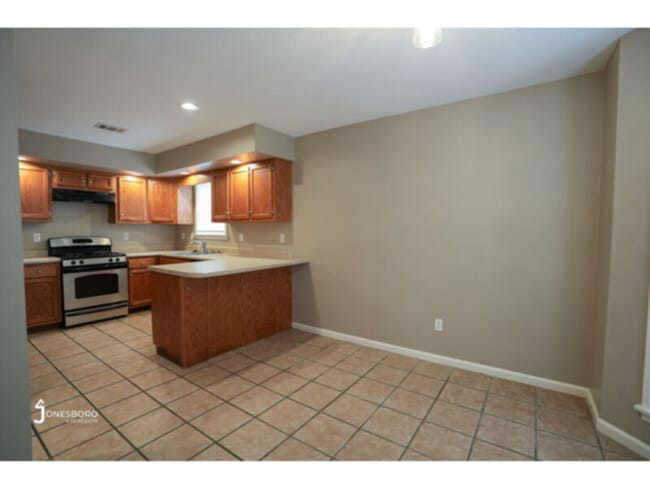 Building Photo - 2221 Sheffield: 4BR 2BA House!