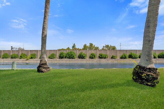 Building Photo - 9913 NW 57th Manor