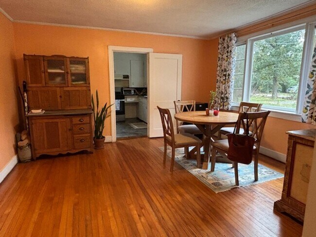 Building Photo - Charming Three Bedroom Two Bath Home on Ja...