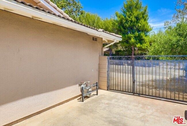 Building Photo - 687 Mt Carmel Dr