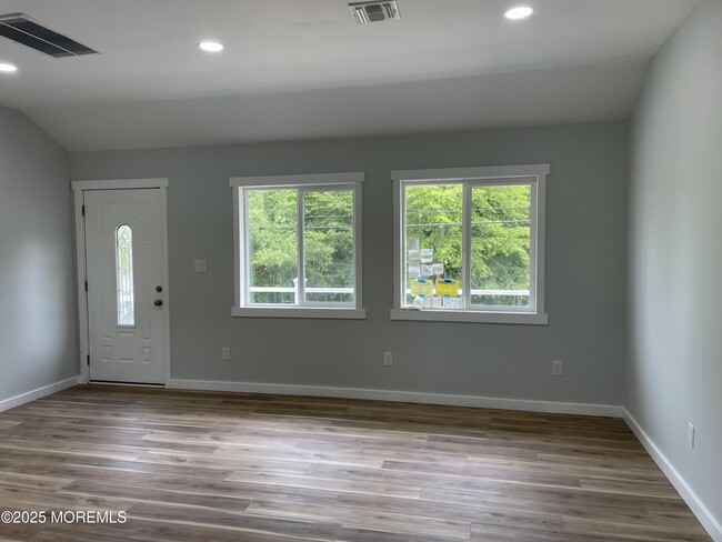 Building Photo - 801 Clairmore Ave