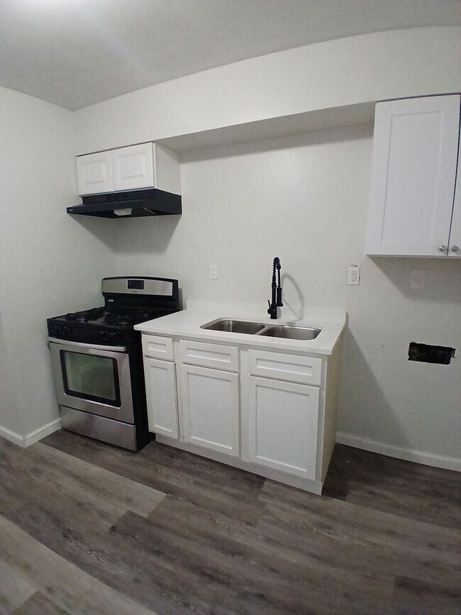 Building Photo - Fully Renovated 2 bedroom 1 bath Duplex - ...